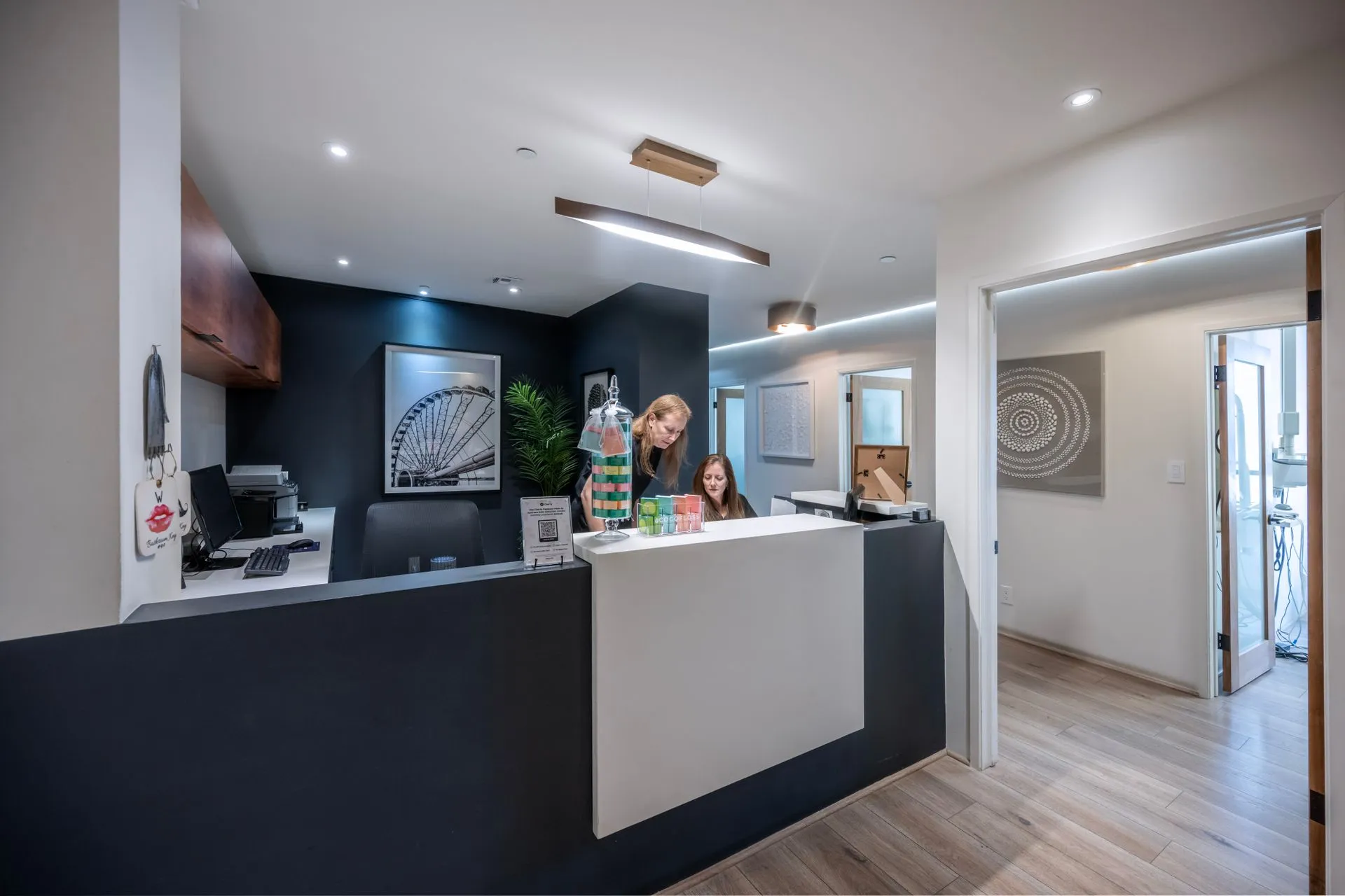 Recepción luminosa y moderna de una clínica dental