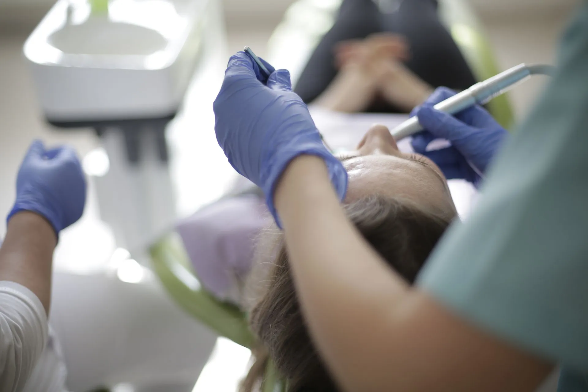 Odontólogo realizando una revisión dental a un paciente en la consulta