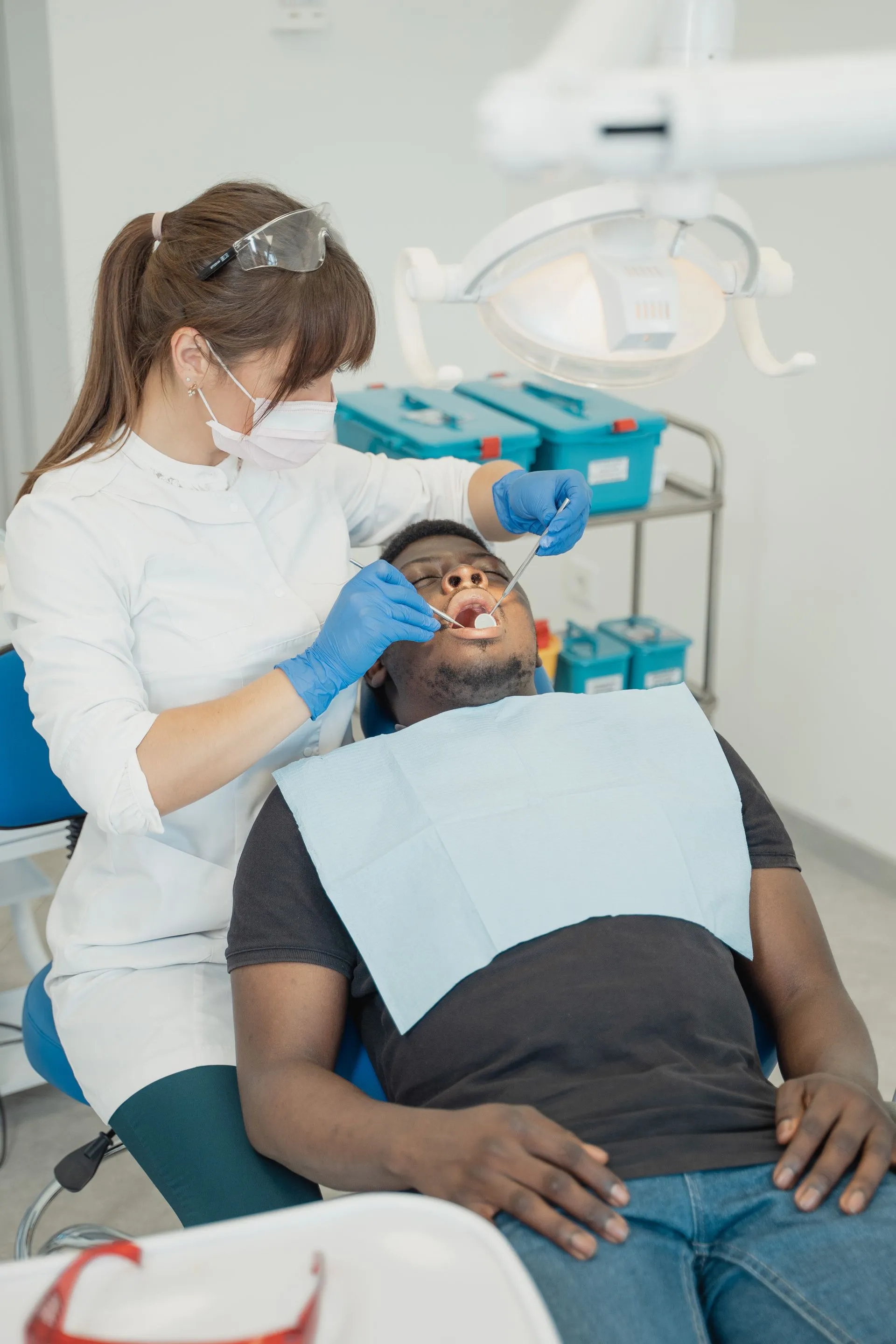 Dentista atendiendo a un paciente en el sillón dental