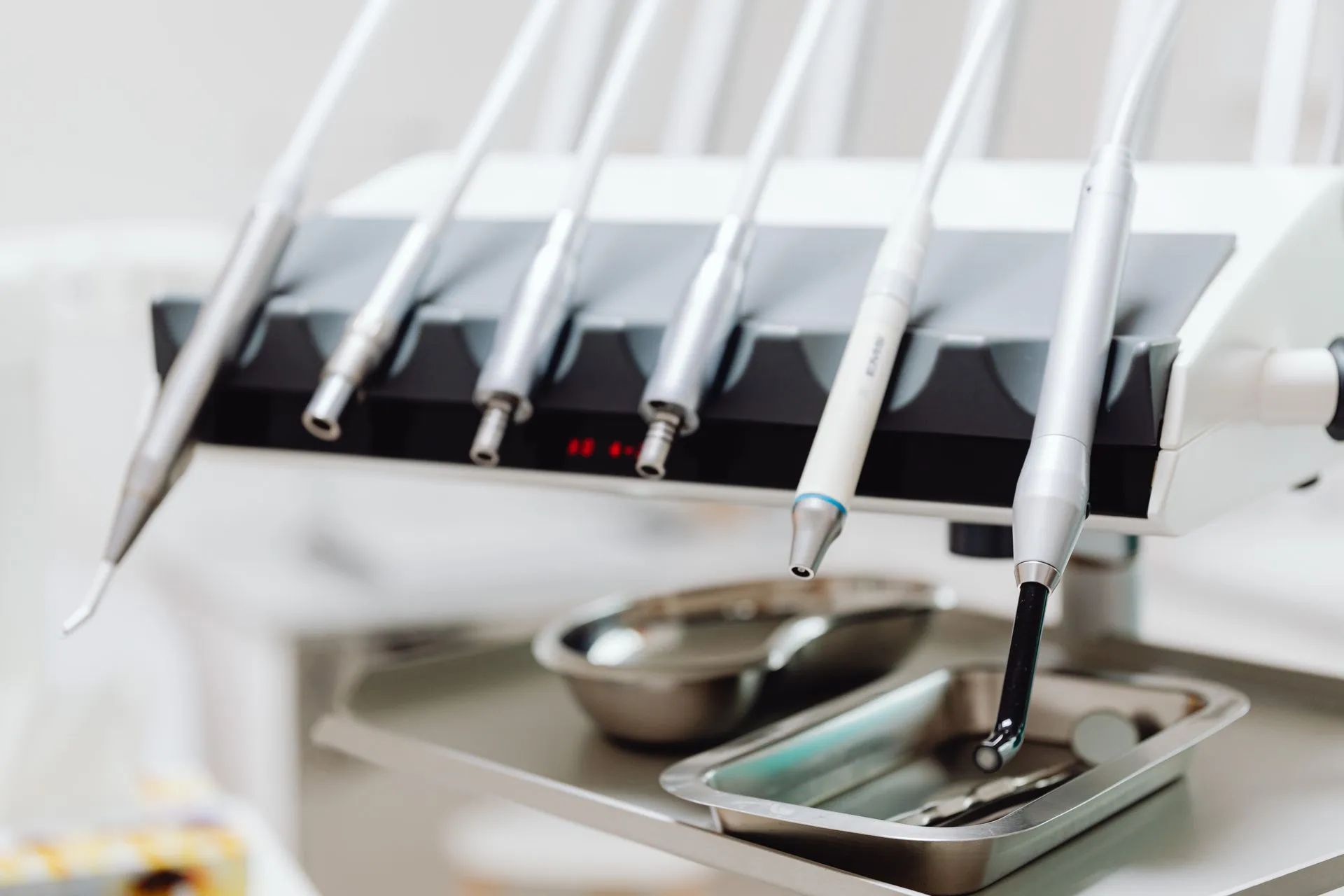 Instrumental dental preparado sobre una bandeja en la consulta
